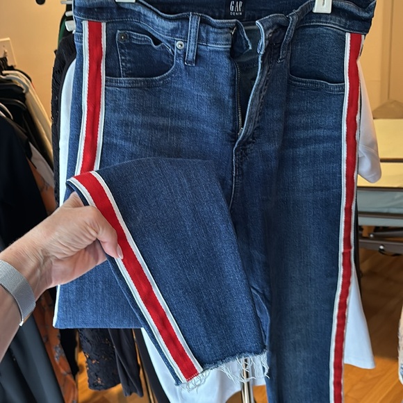 Gap cropped denim skinny jeans with red side trim - Picture 3 of 3